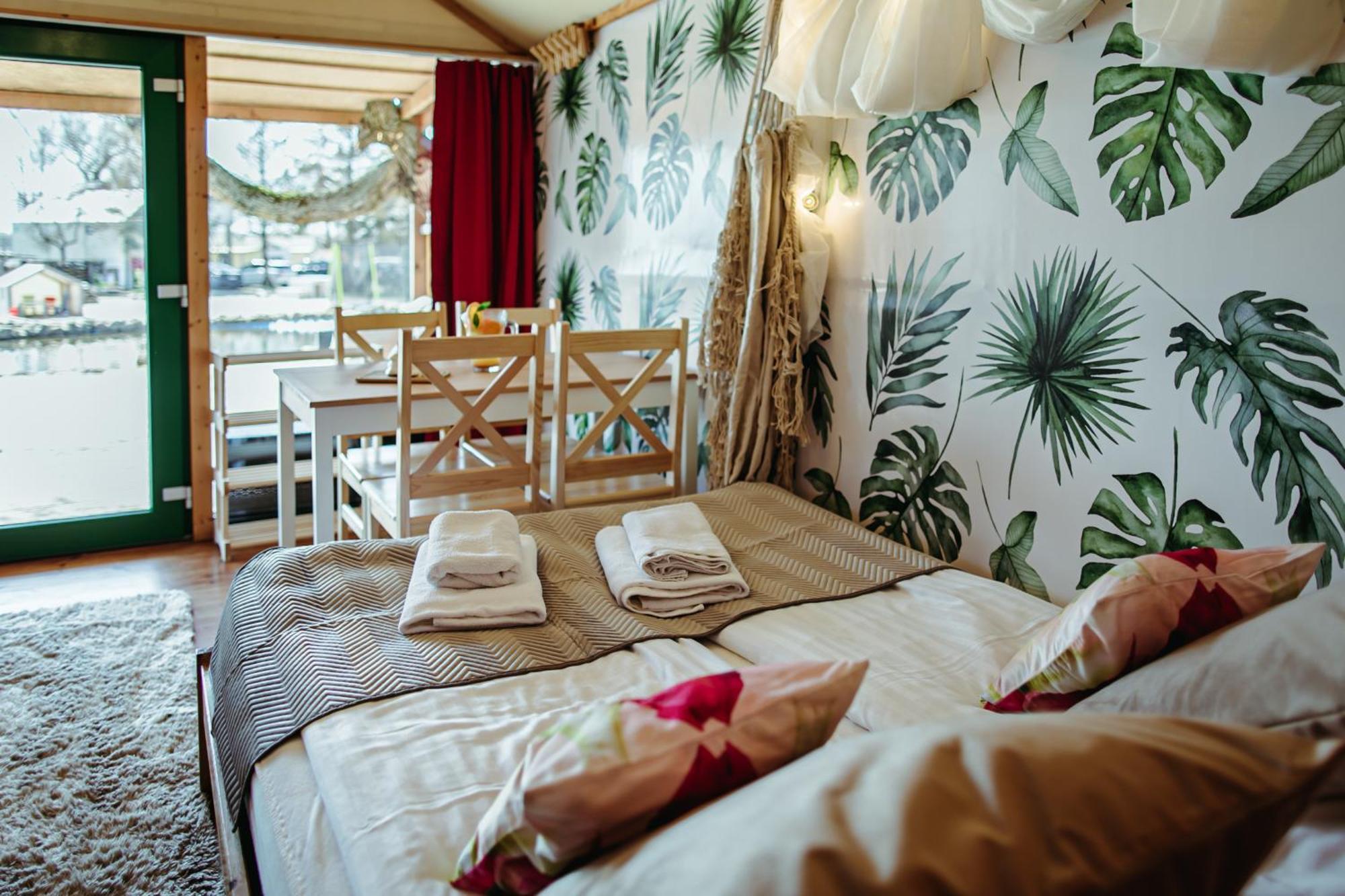 Herbals - Tree&Lake Houses With Bath, Sauna, Bikes, Motorboat Mielno  Phòng bức ảnh